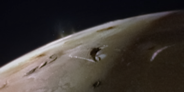 Космический зонд NASA показал извержение вулканов на спутнике Юпитера – фото