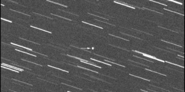 NASA показало пролетевший мимо Земли астероид – фото