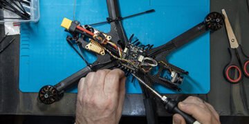 Через брак боєприпасів Україна намагається побудувати мільйон дронів на міні-заводах, – WSJ