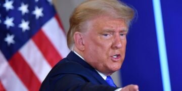 Трамп буде підштовхувати Україну до переговорів із Росією у разі перемоги на виборах – Bloomberg