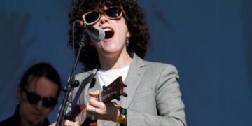 Відома американська співачка LP оскандалилась в мережі через російську символіку