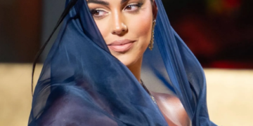 Іранська газета “відрізала” пишні сідниці нареченої Кріштіану Роналду на сімейній світлині