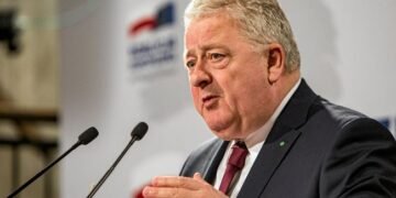 Скандал із зерном на кордоні: польський міністр вибачився за фермерів та звинуватив українців у “емоційності”