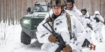 Зниження призовного віку може поставити Україну під загрозу, – NYT
