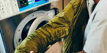 Як прати пуховик: корисні поради, щоб уникнути збитих грудочок після прання у пральній машині