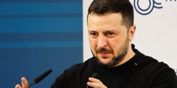Зеленский предупредил об «искусственном дефиците» оружия после отвода войск из Авдеевки