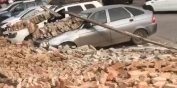 “Все рушится”: в российском Новочеркасске кирпичами завалило машины. ВИДЕО