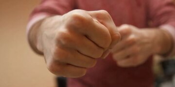 Избивают ногами и снимают ВИДЕО: во Франковске молодые парни атакуют пожилых прохожих