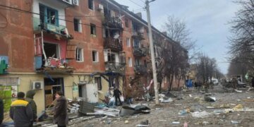 На центр Курахово россияне сбросили авиабомбу: много раненых