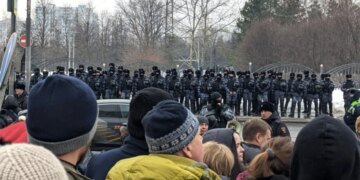 В Москве начали задерживать участников похорон и акций памяти Навального
