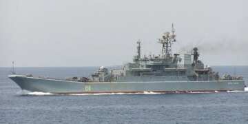 Как украинские дроны потопили БДК “Цезарь Куников”: ВИДЕО, как россияне отстреливались