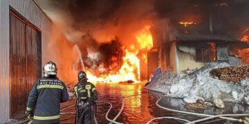 «Слышны взрывы, видны сумасшедшие облака дыма”: в Подмосковье горит склад. ВИДЕО