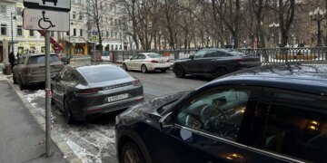 В России разрешат таранить неправильно припаркованные машины