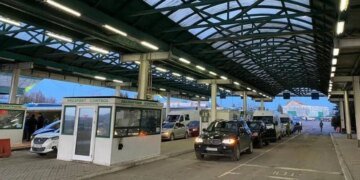 Консул Украины выехал на место блокирования автобусов на границе с Польшей