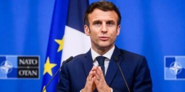 Макрон не спешит в Киев: названа причина отложенного визита в Украину