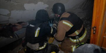 Триває розбір завалів у Сумах на місці влучання російського «шахеда». ВІДЕО