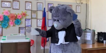 “Голосуют медведи, в урнах зелёнка”: как проходят выборы президента в России? ВИДЕО