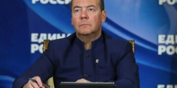 Выборы в РФ: Медведев заявил, что порча бюллетеней может быть квалифицированы как госизмена