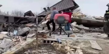 “Нет света, разруха, люди под завалами”: в сети показали последствия утреннего обстрела Белгородской области РФ. ВИДЕО и ФОТО