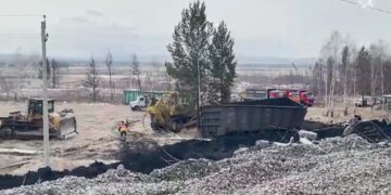 В российском Забайкалье сошёл с рельсов грузовой поезд. ВИДЕО