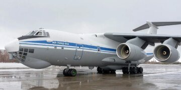 “Отлетело стопорное кольцо шасси и убило двух человек”: в России произошло ЧП с самолетом