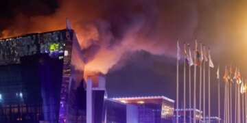 Теракт в Москве: спецназ штурмует здание, избивает выскочивших жертв. ВИДЕО