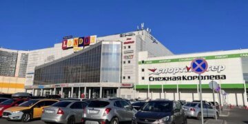 В Санкт-Петербурге эвакуируют большой ТЦ: людей разгоняют и с парковки. ВИДЕО