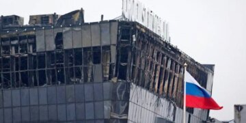 Путин с растрепанной прической то нервно “трясет” телефон, то ставит свечки. ВИДЕО