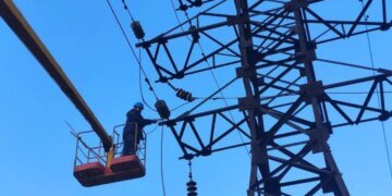 Екстрені відключення світла через російські обстріли: заява енергетиків