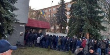 Украине нужно призвать на фронт гораздо больше людей, – Politico