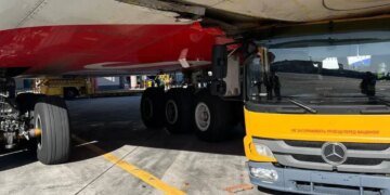 Водовоз врезался в пассажирский лайнер в московском аэропорту “Домодедово”