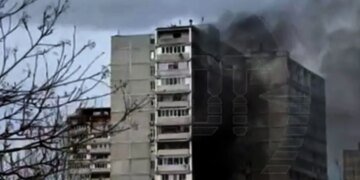 В московской многоэтажке разгорелся сильный пожар, люди заблокированы в лифте. ВИДЕО