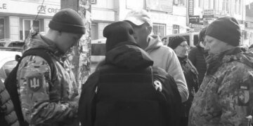 Скандал: у Хмельницькій області жінки напали на співробітників ТЦК