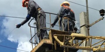 Оккупанты ударили по энергообъектам Украины: кто сидит без света 31 марта