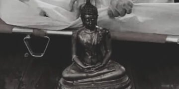 Миттєва карма: у Таїланді чоловіка, що влаштував погром у храмі, проштрикнула статуя Будди