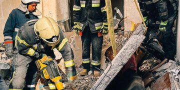 “Їх знайшли у міцних обіймах”: у ДСНС показали фото з розбору завалів у Одесі, де знайшли загиблих матір із малюком