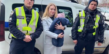 У Києві вилучили немовля в наркозалежної матері: непритомна жінка лежала на землі