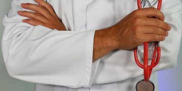 На Закарпатті лікар ґвалтував пацієнтів, поки вони були під дією препаратів: подробиці гучної справи