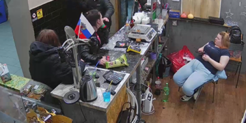 В Росії п’яний “Z-патріот” жорстоко побив жінок, бо подумав, що вони українки. ВІДЕО