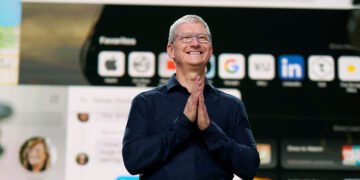Шестичасовые интервью и письма Маску. Как нанимают в IT-компании Украины и мира
