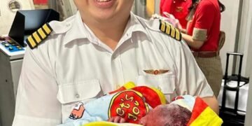 Пілот літака залишив кабіну та прийняв пологи у пасажирки