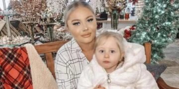 Трирічна дівчинка з рідкісним захворюванням не може припинити їсти стіни, диван і скло