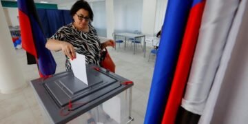 Ліцеїстам з Луганська охорону дільниць на “виборах” Путіна зарахують як практику