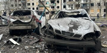 Росіяни обстріляли Мирноград: влучили у багатоповерхівку