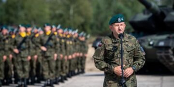 У Польщі через шпигунський скандал звільнили командувача Єврокорпусу, він навчав ЗСУ