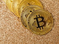 Биткойн обновил исторический максимум, но откатился