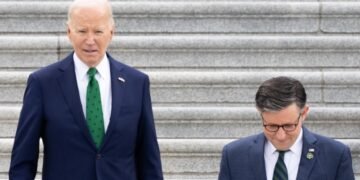 На совместном мероприятии с Джонсоном Байден вновь призвал Конгресс одобрить помощь Украине