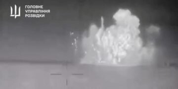Киев опубликовал видеозапись удара по российскому военному кораблю «Сергей Котов»