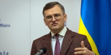 Кулеба призвал папу Франциска совершить апостольский визит в Украину