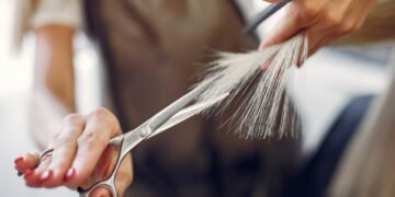 Жінка залишилася з пошкодженою ниркою після відвідування перукарні: що сталося